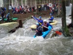 VAVŘINEC 2008 - to byl mazec!, Letošní avizované hezké počasí přilákalo kvanta vodáků a trať byla postavena naprosto úžasně. Větší skoky, víc adrenalinu, víc lidí, zkrátka Vavřinec byl opravdový MAZEC! - fotografie 53