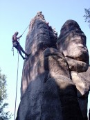 Foto 1: ADRENALINOVÝ VÍKEND - lezení, slaňování, koně, lukostřelba, uprostřed nádherné přírody v Adršpachu